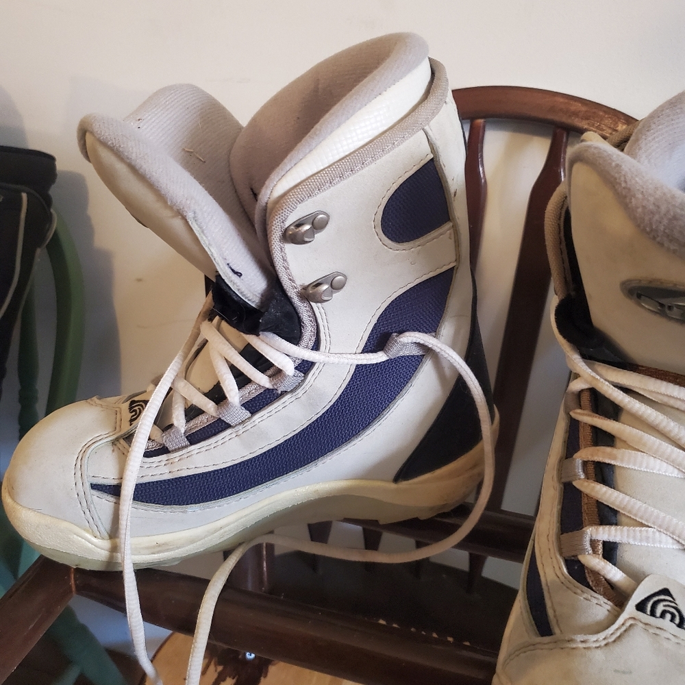Womens sz 7 1/2 snowboard boots